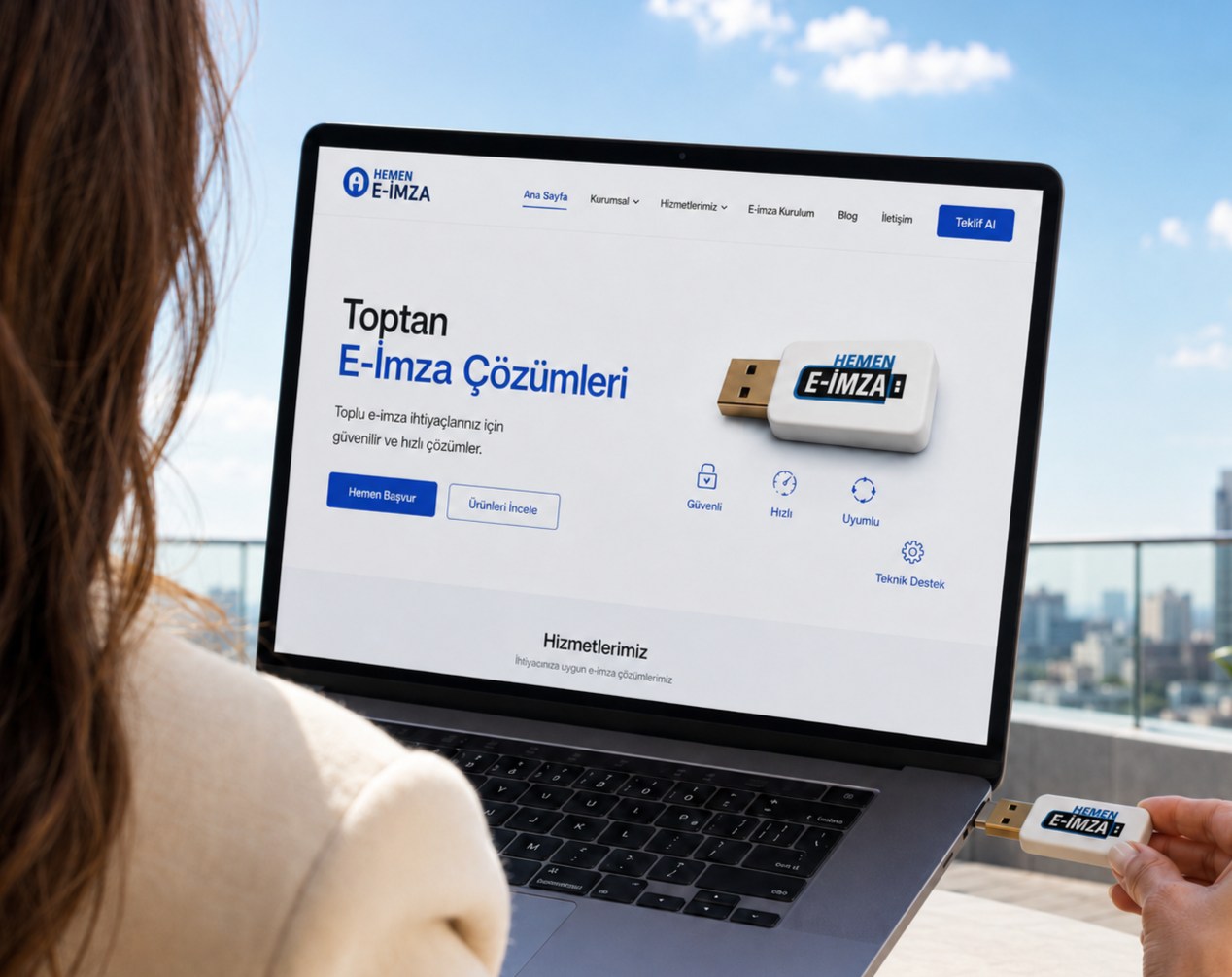 Dizüstü bilgisayarda Hemen E-İmza çözümlerini inceleyen kullanıcı ve e-imza cihazı